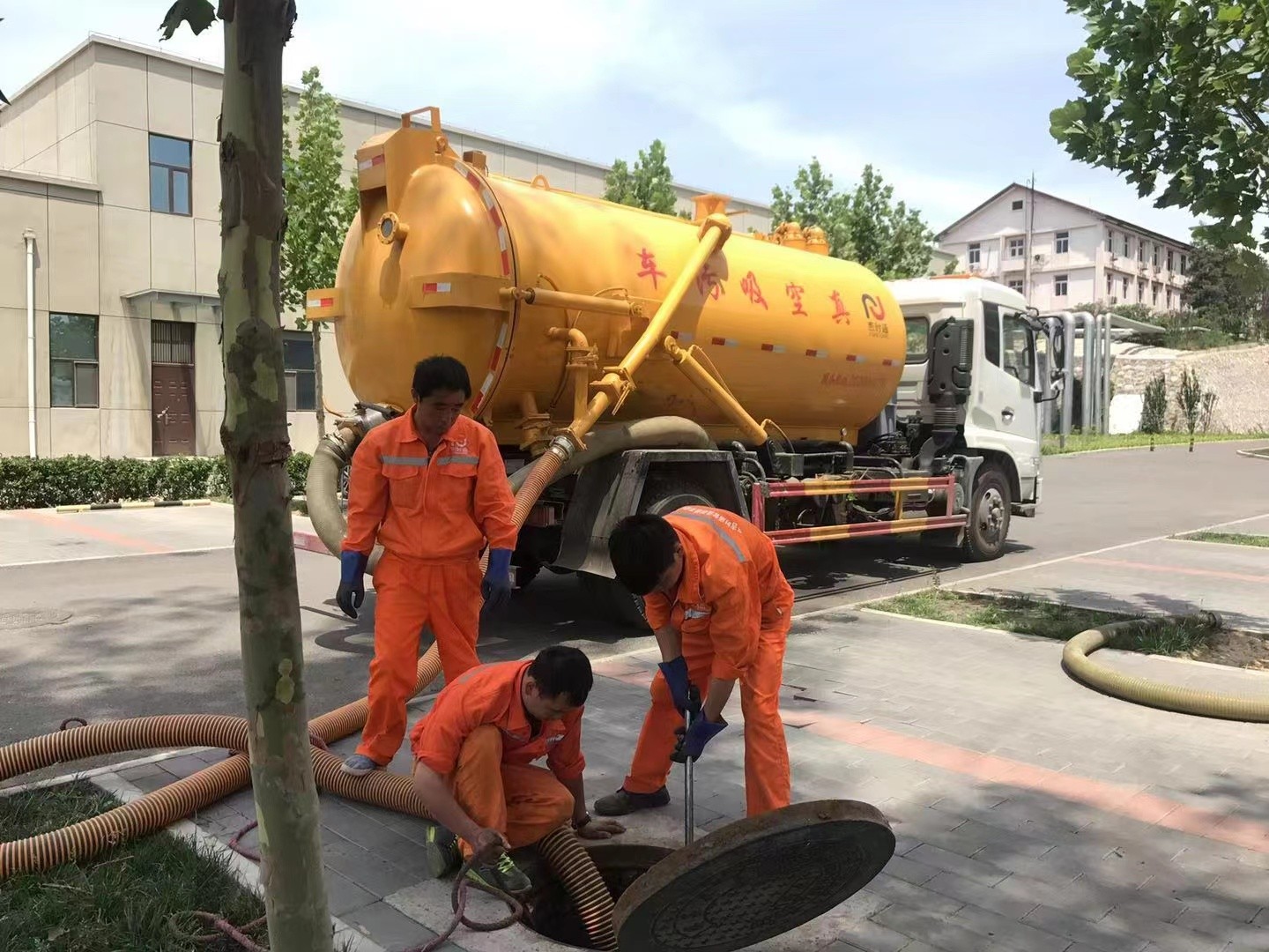 三都管道疏通车停在窨井附近