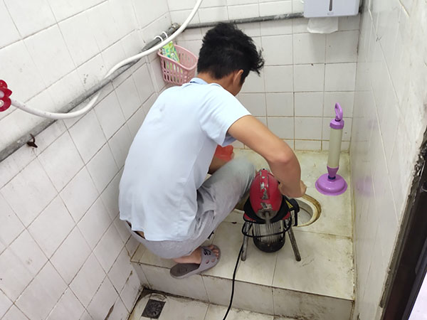 三都管道堵塞冒臭气 专业师傅现场解决问题