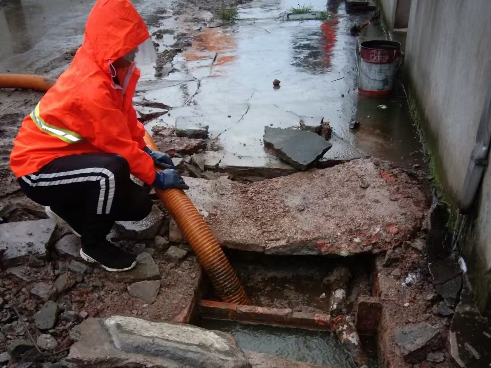 三都专业清理污水池 炜誉市政以规范流程守护城市 “肠道”