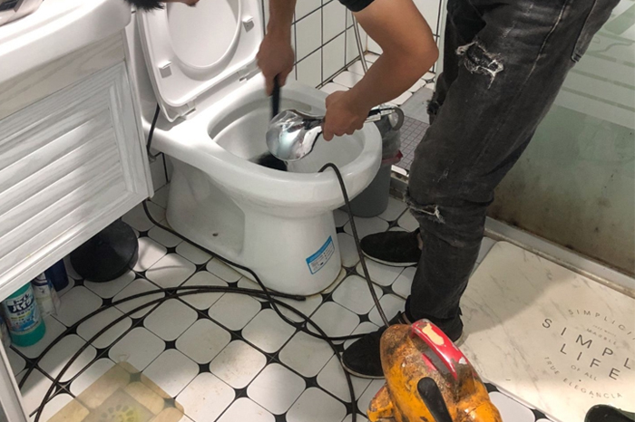 三都马桶堵塞自己疏通还是找师傅?专业上门服务让你省时更省心