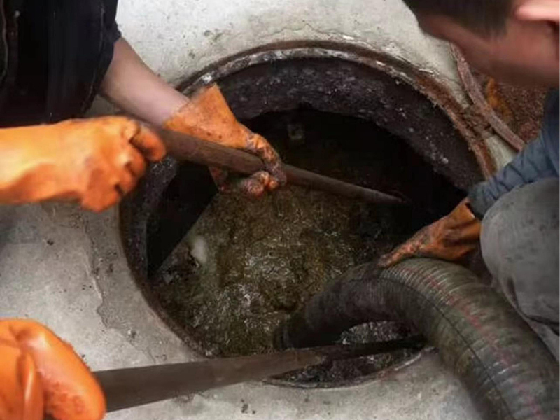 三都清理化粪池时如何避免沼气的危害?